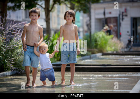 Les enfants, très rafraîchissant sur une chaude journée d'été, balades en fontaine, jouer avec de l'eau, l'heure d'été Banque D'Images