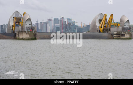 La barrière de la Tamise à l'Est de Londres est vu complètement fermé lors de sa fermeture annuelle de test complet. Les portes de la barrière tourner à 90 degrés dans la position de la défense entièrement fermée arrêter la marée remonter dans Londres. Banque D'Images