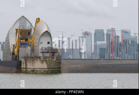 La barrière de la Tamise à l'Est de Londres est vu complètement fermé lors de sa fermeture annuelle de test complet. Les portes de la barrière tourner à 90 degrés dans la position de la défense entièrement fermée arrêter la marée remonter dans Londres. Banque D'Images