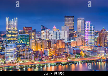 Pittsburgh, Pennsylvanie, USA Skyline sur la rivière. Banque D'Images