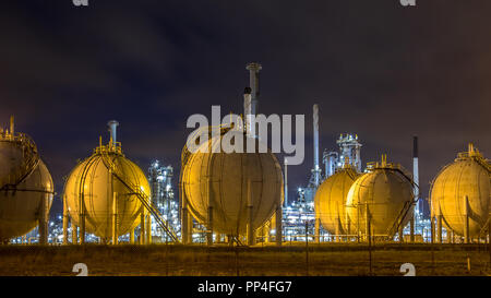 Le gaz naturel liquide globe conteneurs dans Europoort Botlek emplacement zone industrielle dans la région de Port de Rotterdam Banque D'Images