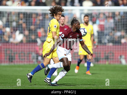 La Chelsea David Luiz (à gauche) et West Ham United, Michail Antonio bataille pour la balle durant le match de Premier League stade de Londres. Banque D'Images
