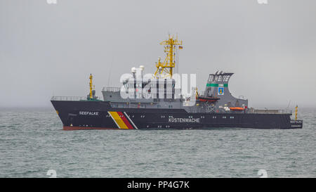 CUXHAVEN, Allemagne- 18 DÉCEMBRE 2016 : la garde côtière allemande moderne patrouiller dans la mer du Nord et de protéger les eaux territoriales par jour nuageux Banque D'Images