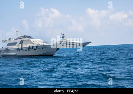 Grand et luxueux yachts, des eaux côte amalfitaine capri, concept riche vie meilleure, riche patrimoine, tourisme travel concept, riches de vie, locations de vacances Banque D'Images