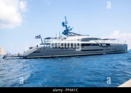 Grand et luxueux yachts, des eaux côte amalfitaine capri, concept riche vie meilleure, riche patrimoine, tourisme travel concept, riches de vie, locations de vacances Banque D'Images