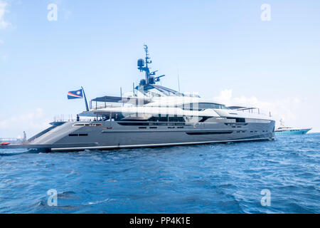 Grand et luxueux yachts, des eaux côte amalfitaine capri, concept riche vie meilleure, riche patrimoine, tourisme travel concept, riches de vie, locations de vacances Banque D'Images