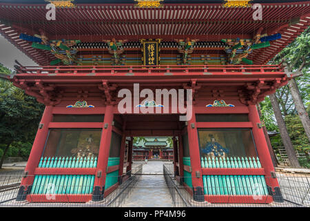 Tokyo, Bunkyo Ward - Août 6, 2018 : Romon embarquement au Sanctuaire Shinto Nezu Jinja Banque D'Images
