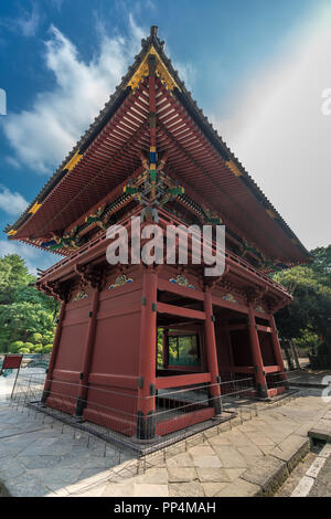 Tokyo, Bunkyo Ward - Août 6, 2018 : Romon embarquement au Sanctuaire Shinto Nezu Jinja Banque D'Images