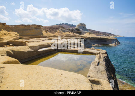 Ville Gozo, Malte, l'Europe. L'eau bleu de l'océan, et les peuples. Rock et de la nature. Septembre 2018 Photo de voyage. Banque D'Images