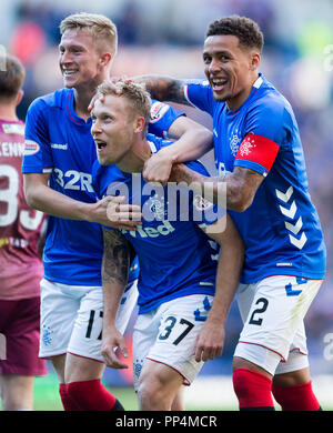 Scott Arfield Rangers (centre) célèbre avec Ross et James McCrorie Tavernier après il a marqué le troisième but durant le match de championnat écossais de Ladbrokes Ibrox Stadium, Glasgow. Banque D'Images