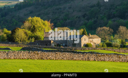 Manoir historique, de pierre et des bâtiments de ferme, dans la belle campagne ensoleillée, lovée sous forte colline - Buckden, Yorkshire, Angleterre, Royaume-Uni. Banque D'Images