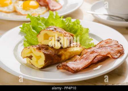 Omelette et salade Banque D'Images