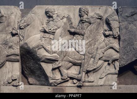 FRISO DEL PARTENON - JINETES DE LA PROCESION DE LAS PANATENEAS - SIGLO V AC. Auteur : Phidias. Emplacement : BRITISH MUSEUM. Londres. L'Angleterre. Banque D'Images