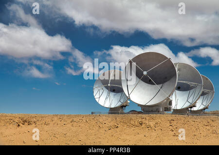 Antennes du Atacama Large Millimeter/submillimeter Array (ALMA), situé sur le plateau de Chajnantor dans les Andes chiliennes Banque D'Images