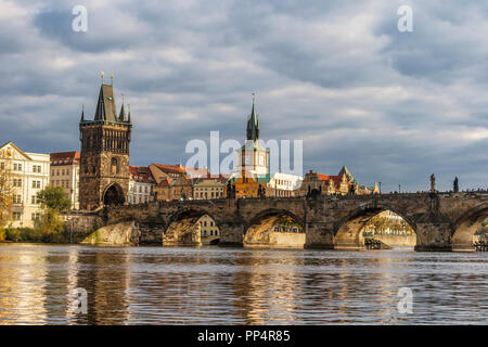 Scenic printemps coucher du soleil Vue sur le Pont Charles sur la Vltava à Prague, République Tchèque Banque D'Images