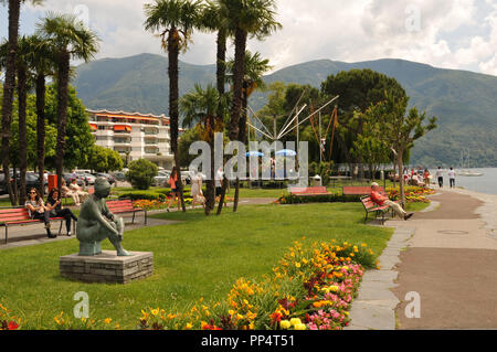 La Suisse du Sud : La promenade du lac de Lugano à côté de la ville de Locarno, où le film festival a lieu Banque D'Images