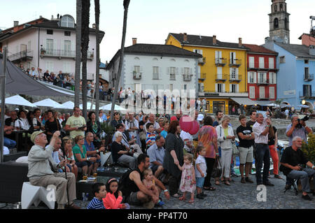 La Suisse, du sud : groupes jouent sur la Piazza Grande au Festival de Jazz Ascona à côté de la ville de Locarno, où le film festival a lieu Banque D'Images