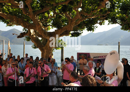 Jazz Festival : Les bandes jouent à la Piazza Grande, la zone predestrian dans le centre-ville de Locarno sur le Lac Majeur Banque D'Images