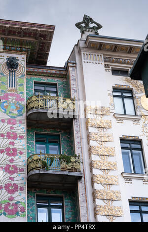 Façade de la Majolikahaus (majolica) Maison n° 40 Linken Wienzeile (1899), Vienne, Autriche. Architecte Otto Wagner Banque D'Images