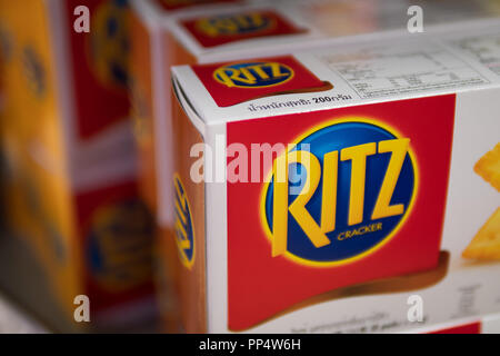 Bangkok, Thaïlande - le 28 juillet 2018 : Des boîtes de biscuits Ritz sur étagère de supermarché. Banque D'Images