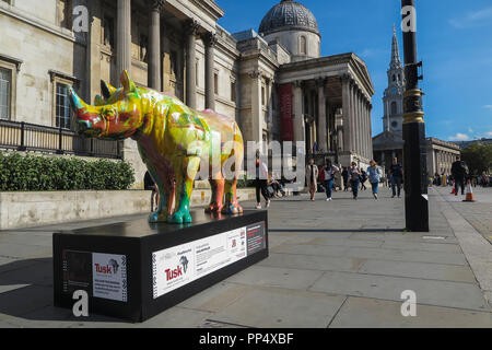 La Défense met en lumière les sentiers de Rhino en permanence les menaces de braconnage pour la survie des rhinocéros en Afrique. Les oeuvres uniques d'art sont exposées à l'emblématique Banque D'Images