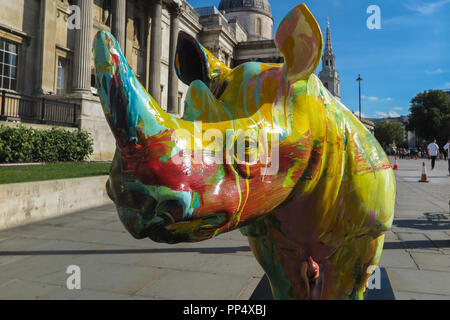 La Défense met en lumière les sentiers de Rhino en permanence les menaces de braconnage pour la survie des rhinocéros en Afrique. Les oeuvres uniques d'art sont exposées à l'emblématique Banque D'Images