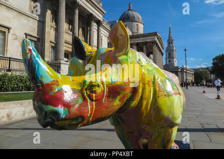 La Défense met en lumière les sentiers de Rhino en permanence les menaces de braconnage pour la survie des rhinocéros en Afrique. Les oeuvres uniques d'art sont exposées à l'emblématique Banque D'Images