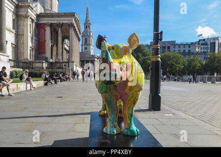 La Défense met en lumière les sentiers de Rhino en permanence les menaces de braconnage pour la survie des rhinocéros en Afrique. Les oeuvres uniques d'art sont exposées à l'emblématique Banque D'Images