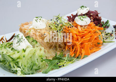 Sauce à salade et fromage Halumi. Banque D'Images