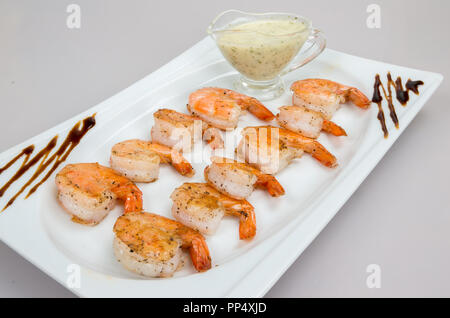 Les fruits de mer. Le fast food. Crevettes avec sauce au lait Royal Banque D'Images