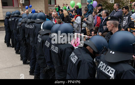 Berlin, Allemagne. 23 septembre 2018. Les cadets de police formé une chaîne à la journée portes ouvertes de la police de Berlin. Photo : Paul Zinken/dpa dpa : Crédit photo alliance/Alamy Live News Banque D'Images