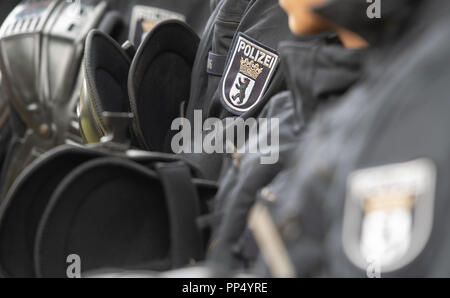 Berlin, Allemagne. 23 septembre 2018. Les cadets de la police se tenir ensemble lors de la journée portes ouvertes de la police de Berlin. Photo : Paul Zinken/dpa dpa : Crédit photo alliance/Alamy Live News Banque D'Images