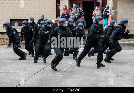 Berlin, Allemagne. 23 septembre 2018. Les étudiants de la police à pied à travers un carré à la journée portes ouvertes de la police de Berlin. Photo : Paul Zinken/dpa dpa : Crédit photo alliance/Alamy Live News Banque D'Images