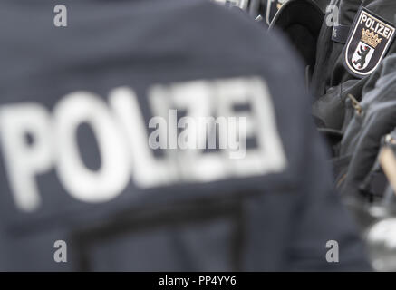 Berlin, Allemagne. 23 septembre 2018. Les cadets de la police se tenir ensemble lors de la journée portes ouvertes de la police de Berlin. Photo : Paul Zinken/dpa dpa : Crédit photo alliance/Alamy Live News Banque D'Images