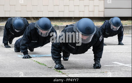 Berlin, Allemagne. 23 septembre 2018. Les cadets de la police faire des pompes en pleine tenue lors de la journée portes ouvertes de la police de Berlin. Photo : Paul Zinken/dpa dpa : Crédit photo alliance/Alamy Live News Banque D'Images