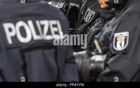 Berlin, Allemagne. 23 septembre 2018. Les cadets de la police se tenir ensemble lors de la journée portes ouvertes de la police de Berlin. Photo : Paul Zinken/dpa dpa : Crédit photo alliance/Alamy Live News Banque D'Images