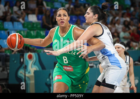 Tenerife, Espagne. 29Th Sep 2018. Liz Cambage (L) de l'Australie contrôle le ballon pendant le match du groupe B entre l'Australie et l'Argentine à la FIBA 2018 Coupe du Monde féminine de basket-ball à Santa Cruz de Tenerife, Espagne, 23 septembre 2018. L'Australie a gagné 84-43. Credit : Zheng Huansong/Xinhua/Alamy Live News Banque D'Images