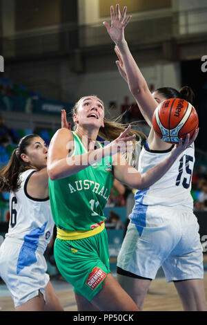 Tenerife, Espagne. 29Th Sep 2018. Alanna Smith (C) de l'Australie au cours de vies le groupe B match entre l'Australie et l'Argentine à la FIBA 2018 Coupe du Monde féminine de basket-ball à Santa Cruz de Tenerife, Espagne, 23 septembre 2018. L'Australie a gagné 84-43. Credit : Zheng Huansong/Xinhua/Alamy Live News Banque D'Images