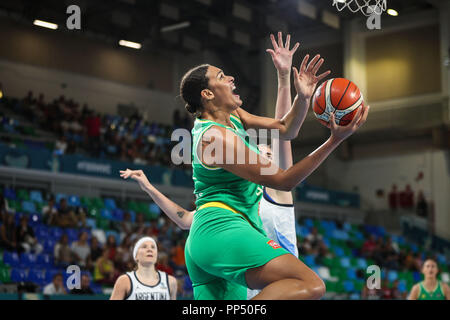 Tenerife, Espagne. 29Th Sep 2018. Liz Cambage (avant) de l'Australie va pour un panier pendant le match du groupe B entre l'Australie et l'Argentine à la FIBA 2018 Coupe du Monde féminine de basket-ball à Santa Cruz de Tenerife, Espagne, 23 septembre 2018. L'Australie a gagné 84-43. Credit : Zheng Huansong/Xinhua/Alamy Live News Banque D'Images