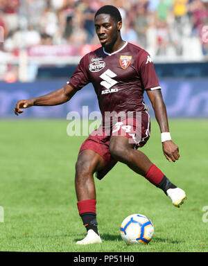 Turin, Italie. 23 sept 2018. Serie A football, Turin et Naples ; llo Aina de Torino FC tire la balle et les contrôles de crédit : jouer plus Sport Action Images/Alamy Live News Banque D'Images