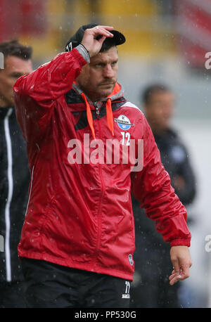 Paderborn, Allemagne. 23 sept 2018. Soccer : 2ème Bundesliga, SC Paderborn 07 vs 1er FC Magdebourg, 6e journée dans l'Arène de Benteler. Paderborn entraîneur en chef Steffen Baumgart tirant son chapeau en place. Photo : Friso Gentsch/DPA - AVIS IMPORTANT : LDF un règlement DFB d interdire toute utilisation des photographies comme des séquences d'images et/ou quasi-vidéo. Dpa : Crédit photo alliance/Alamy Live News Crédit : afp photo alliance/Alamy Live News Banque D'Images