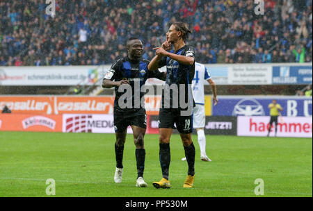 Paderborn, Allemagne. 23 sept 2018. Soccer : 2ème Bundesliga, SC Paderborn 07 vs 1er FC Magdebourg, 6e journée dans l'Arène de Benteler. Paderborn's Tobias Schwede (R) célèbre sa notation de l'objectif 4-2 avec Bernard Tekpetey (L). Photo : Friso Gentsch/DPA - AVIS IMPORTANT : LDF un règlement DFB d interdire toute utilisation des photographies comme des séquences d'images et/ou quasi-vidéo. Dpa : Crédit photo alliance/Alamy Live News Crédit : afp photo alliance/Alamy Live News Banque D'Images