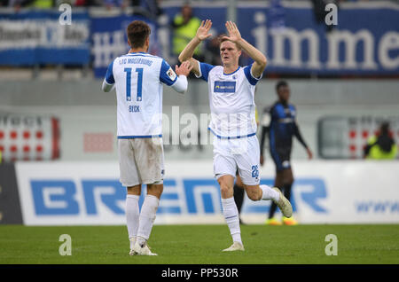 Paderborn, Allemagne. 23 sept 2018. Soccer : 2ème Bundesliga, SC Paderborn 07 vs 1er FC Magdebourg, 6e journée dans l'Arène de Benteler. Scorer Christian Beck (L) célèbre son but avec 3-2 Marius Buelter (R) de Magdebourg. Photo : Friso Gentsch/DPA - AVIS IMPORTANT : LDF un règlement DFB d interdire toute utilisation des photographies comme des séquences d'images et/ou quasi-vidéo. Dpa : Crédit photo alliance/Alamy Live News Crédit : afp photo alliance/Alamy Live News Banque D'Images