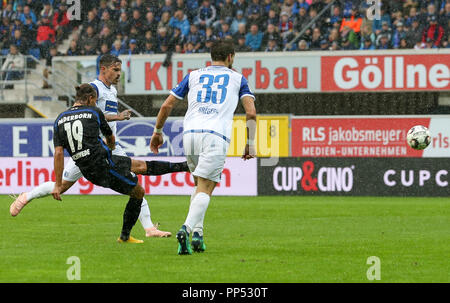 Paderborn, Allemagne. 23 sept 2018. Soccer : 2ème Bundesliga, SC Paderborn 07 vs 1er FC Magdebourg, 6e journée dans l'Arène de Benteler. Paderborn's Tobias Schwede (L) la correction de l'objectif 4:2 contre Romain Bregerie (R) de Magdebourg. Photo : Friso Gentsch/DPA - AVIS IMPORTANT : LDF un règlement DFB d interdire toute utilisation des photographies comme des séquences d'images et/ou quasi-vidéo. Dpa : Crédit photo alliance/Alamy Live News Crédit : afp photo alliance/Alamy Live News Banque D'Images