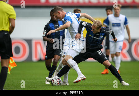 Paderborn, Allemagne. 23 sept 2018. Soccer : 2ème Bundesliga, SC Paderborn 07 vs 1er FC Magdebourg, 6e journée dans l'Arène de Benteler. Paderborn's Ben Zolinski (R) et Steffen Schaefer (L) de Magdebourg en lice pour le ballon. Photo : Friso Gentsch/DPA - AVIS IMPORTANT : LDF un règlement DFB d interdire toute utilisation des photographies comme des séquences d'images et/ou quasi-vidéo. Dpa : Crédit photo alliance/Alamy Live News Crédit : afp photo alliance/Alamy Live News Banque D'Images