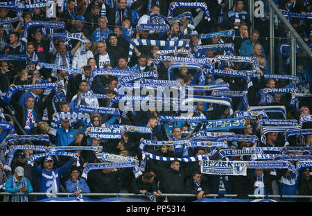 Paderborn, Allemagne. 23 sept 2018. Soccer : 2ème Bundesliga, SC Paderborn 07 vs 1er FC Magdebourg, 6e journée dans l'Arène de Benteler. Magdeburg fans tenant leurs foulards jusqu'à la fin de la partie. Photo : Friso Gentsch/DPA - AVIS IMPORTANT : LDF un règlement DFB d interdire toute utilisation des photographies comme des séquences d'images et/ou quasi-vidéo. Dpa : Crédit photo alliance/Alamy Live News Crédit : afp photo alliance/Alamy Live News Banque D'Images