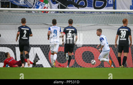 Paderborn, Allemagne. 23 sept 2018. Soccer : 2ème Bundesliga, SC Paderborn 07 vs 1er FC Magdebourg, 6e journée dans l'Arène de Benteler. Paderborn gardien Zingerle Léopold (L) impossible d'arrêter le tir de pénalité par Philippe Tuerpitz (2e à partir de la droite) de Magdebourg. Photo : Friso Gentsch/DPA - AVIS IMPORTANT : LDF un règlement DFB d interdire toute utilisation des photographies comme des séquences d'images et/ou quasi-vidéo. Dpa : Crédit photo alliance/Alamy Live News Crédit : afp photo alliance/Alamy Live News Banque D'Images