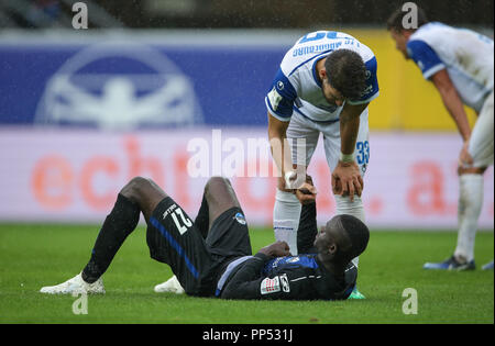 Paderborn, Allemagne. 23 sept 2018. Soccer : 2ème Bundesliga, SC Paderborn 07 vs 1er FC Magdebourg, 6e journée dans l'Arène de Benteler. Paderborn's Babacar Gueye (bas) donnant Romain Bregerie (top) de Magdebourg la main à la fin de la partie. Photo : Friso Gentsch/DPA - AVIS IMPORTANT : LDF un règlement DFB d interdire toute utilisation des photographies comme des séquences d'images et/ou quasi-vidéo. Dpa : Crédit photo alliance/Alamy Live News Crédit : afp photo alliance/Alamy Live News Banque D'Images