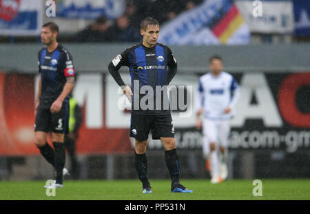 Paderborn, Allemagne. 23 sept 2018. Soccer : 2ème Bundesliga, SC Paderborn 07 vs 1er FC Magdebourg, 6e journée dans l'Arène de Benteler. Paderborn est Philipp Klement (R) déçu après que son équipe a concédé l'égalisation 4-4. Photo : Friso Gentsch/DPA - AVIS IMPORTANT : LDF un règlement DFB d interdire toute utilisation des photographies comme des séquences d'images et/ou quasi-vidéo. Dpa : Crédit photo alliance/Alamy Live News Crédit : afp photo alliance/Alamy Live News Banque D'Images