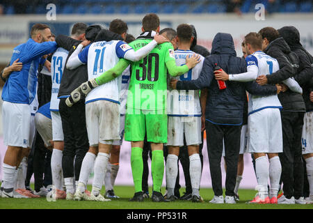 Paderborn, Allemagne. 23 sept 2018. Soccer : 2ème Bundesliga, SC Paderborn 07 vs 1er FC Magdebourg, 6e journée dans l'Arène de Benteler. Magdeburg joueurs autour de gardien Alexander Brunst (C) se tenant ensemble à la fin de la partie. Photo : Friso Gentsch/DPA - AVIS IMPORTANT : LDF un règlement DFB d interdire toute utilisation des photographies comme des séquences d'images et/ou quasi-vidéo. Dpa : Crédit photo alliance/Alamy Live News Crédit : afp photo alliance/Alamy Live News Banque D'Images